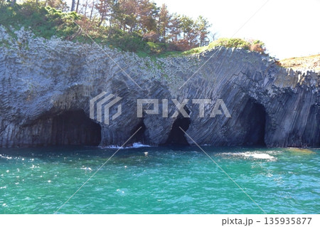 波涛の侵食作用でできた七ツ釜(佐賀県 唐津市 ) 波涛の侵食作用でできた七ツ釜(佐賀県 唐津市 ) 135935877