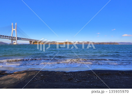 岩黒島 黒浜海岸と瀬戸大橋(瀬戸内海 塩飽諸島) 岩黒島 黒浜海岸と瀬戸大橋(瀬戸内海 塩飽諸島) 135935970