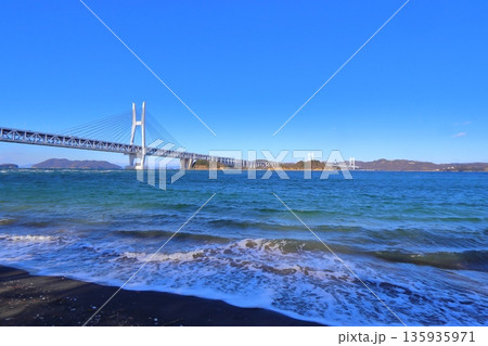 岩黒島 黒浜海岸と瀬戸大橋（瀬戸内海 塩飽諸島） 135935971