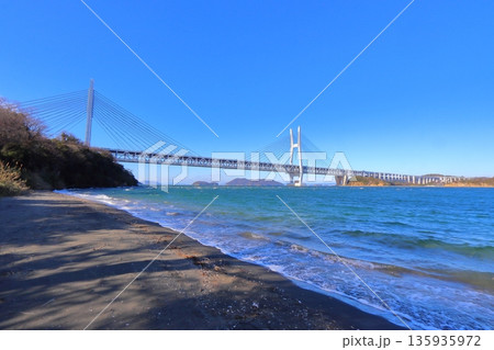 岩黒島 黒浜海岸と瀬戸大橋（瀬戸内海 塩飽諸島） 135935972