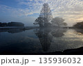 霧に包まれた縫ノ池 135936032