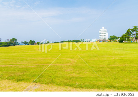 夏の和歌山県串本町 本州最南端 潮岬 望楼の芝 夏の和歌山県串本町 本州最南端 潮岬 望楼の芝 135936052