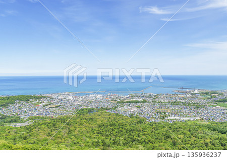 北海道紋別市　初夏の紋別市の街並み 135936237