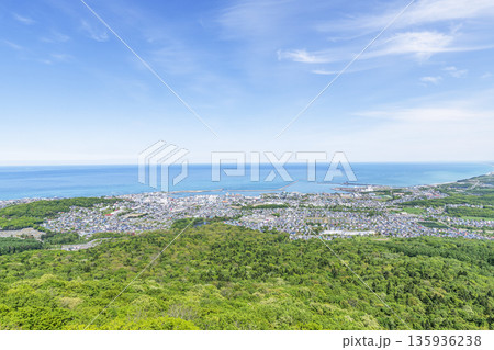 北海道紋別市　初夏の紋別市の街並み 135936238