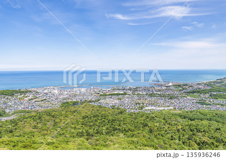 北海道紋別市　初夏の紋別市の街並み 135936246