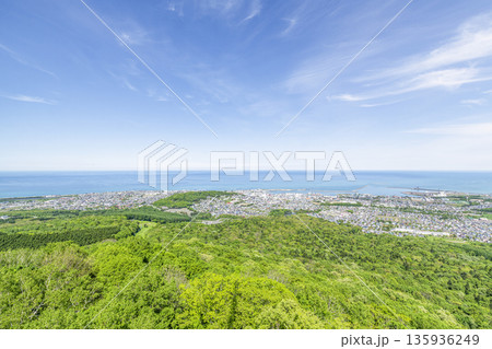 北海道紋別市　初夏の紋別市の街並み 135936249