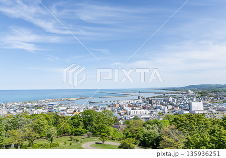 北海道紋別市　初夏の紋別市の街並み 135936251