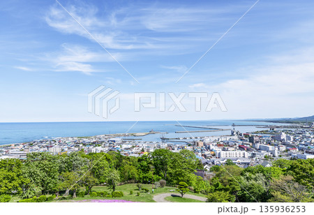 北海道紋別市　初夏の紋別市の街並み 135936253