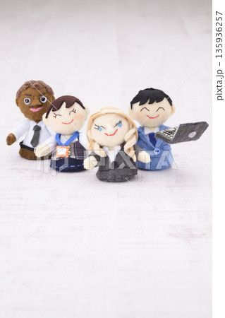 グローバルビジネスマンのチーム 135936257