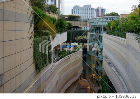 なんばパークス パークスガーデンの景観と独創的なビル建築 なんばパークス パークスガーデンの景観と独創的なビル建築 135936315
