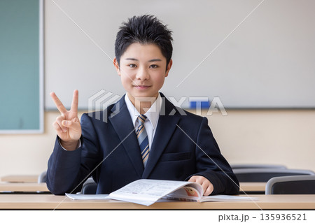 ピースサインする男子学生	 135936521