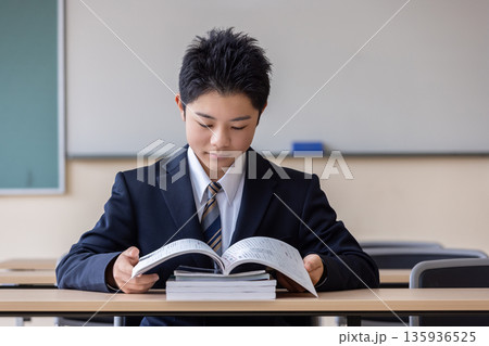 参考書を開く学生 参考書を開く学生 135936525