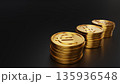 黒背景に並ぶユーロ・ドル・円の金貨 資産成長と国際的な成功を象徴する金融イメージ 135936548