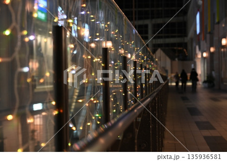 夜の商業施設を彩る光のライン 135936581