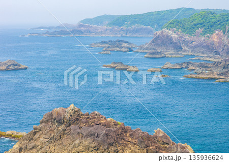 夏の和歌山県串本町　紀伊大島　海金剛 135936624