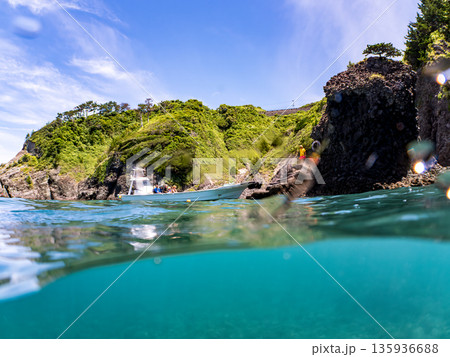ヒリゾ浜渡船の半水面撮影。ヒリゾ浜南伊豆町中木 静岡県伊豆半島-2025 日本有数のシュノーケリング 135936688