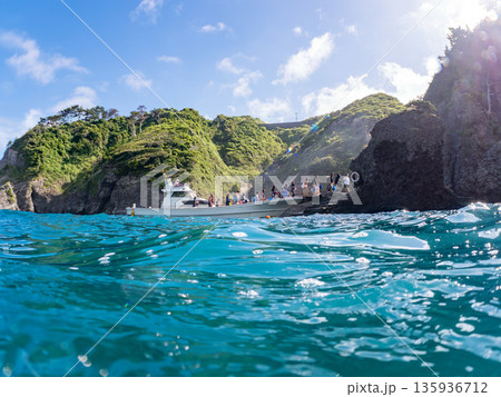 ヒリゾ浜渡船の半水面撮影。ヒリゾ浜南伊豆町中木 静岡県伊豆半島-2025 日本有数のシュノーケリング 135936712