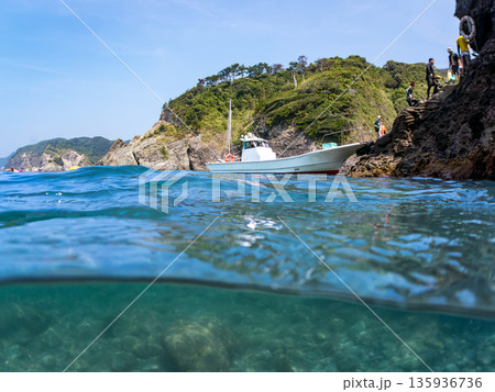 ヒリゾ浜渡船の半水面撮影。ヒリゾ浜南伊豆町中木 静岡県伊豆半島-2025 日本有数のシュノーケリング 135936736