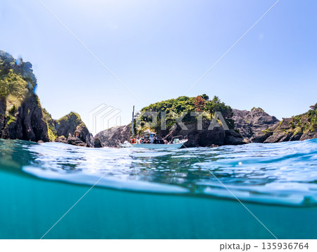 ヒリゾ浜渡船の半水面撮影。ヒリゾ浜南伊豆町中木 静岡県伊豆半島-2025 日本有数のシュノーケリング ヒリゾ浜渡船の半水面撮影。ヒリゾ浜南伊豆町中木 静岡県伊豆半島-2025 日本有数のシュノーケリング 135936764