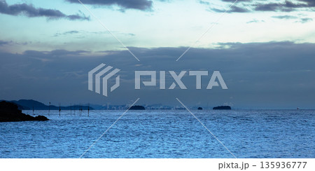 早朝の兵庫県赤穂御崎から見た姫路方面の播磨臨海工業地帯の風景 135936777