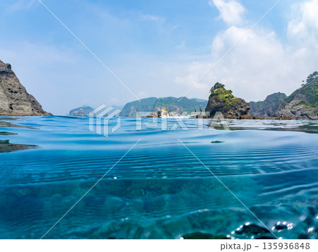 ヒリゾ浜渡船の半水面撮影。ヒリゾ浜南伊豆町中木 静岡県伊豆半島-2025 日本有数のシュノーケリング 135936848