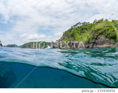 ヒリゾ浜渡船の半水面撮影。ヒリゾ浜南伊豆町中木 静岡県伊豆半島-2025 日本有数のシュノーケリング ヒリゾ浜渡船の半水面撮影。ヒリゾ浜南伊豆町中木 静岡県伊豆半島-2025 日本有数のシュノーケリング 135936850
