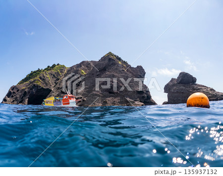 石廊崎遊覧船マリンバード号半水面撮影。大根島前。ヒリゾ浜南伊豆町中木 静岡県伊豆半島-2025 日本 石廊崎遊覧船マリンバード号半水面撮影。大根島前。ヒリゾ浜南伊豆町中木 静岡県伊豆半島-2025 日本 135937132