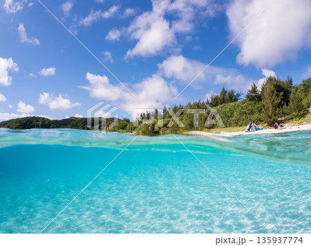 慶良間諸島の白砂ビーチ半水面撮影。嘉比島安室島、美しいサンゴ礁と熱帯魚の群れ。 嘉比島沖縄県 島尻郡 135937774
