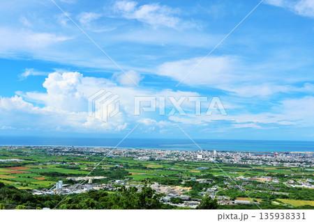 沖縄　石垣島　夏の青空と展望風景 135938331