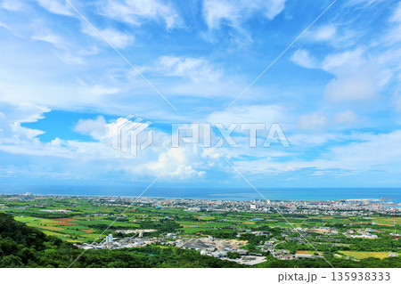 沖縄　石垣島　夏の青空と展望風景 135938333