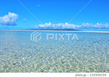 沖縄 竹富島 青空と海 沖縄 竹富島 青空と海 135938334