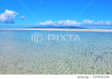 沖縄 竹富島 青空と海 沖縄 竹富島 青空と海 135938336