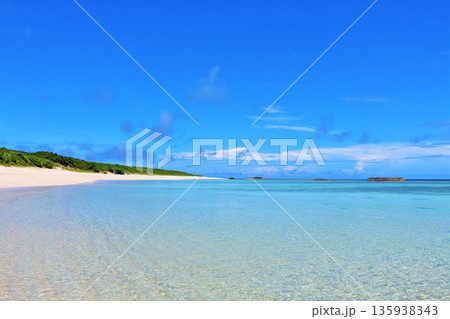 沖縄 波照間島 夏の青空と海 沖縄 波照間島 夏の青空と海 135938343