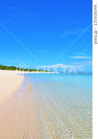 沖縄 波照間島 夏の青空と海 沖縄 波照間島 夏の青空と海 135938344