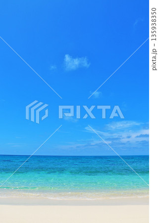 沖縄　夏の青空と宮古島の海 135938350