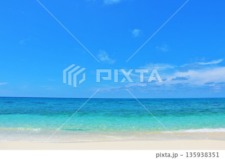 沖縄　夏の青空と宮古島の海 135938351