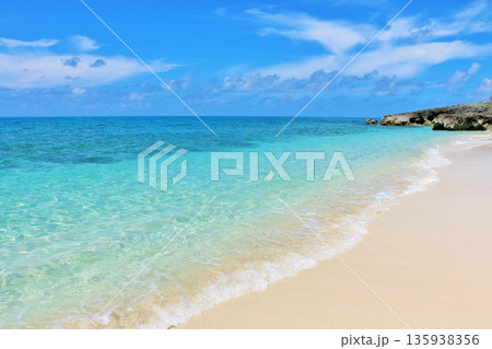 沖縄 夏の青空と宮古島の海 沖縄 夏の青空と宮古島の海 135938356