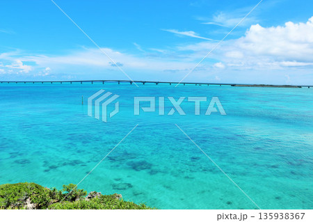 沖縄　青空の西平安名崎 135938367