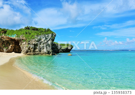 沖縄　宮古島　青空の砂山ビーチ 135938373