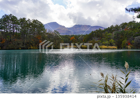 秋の五色沼湖沼群　毘沙門沼 135938414