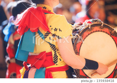 和太鼓を叩くイメージ 盛岡さんさ踊り 和太鼓を叩くイメージ 盛岡さんさ踊り 135938418