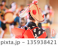 祭りで踊る女性　盛岡さんさ踊り 135938421