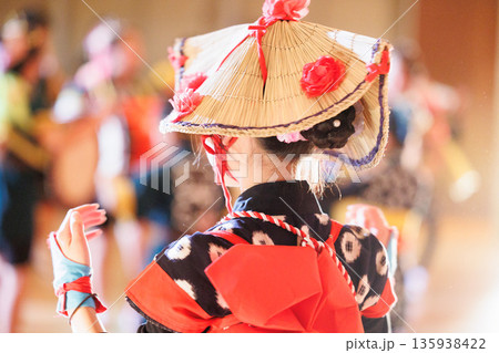 祭りで踊る女性　盛岡さんさ踊り 135938422