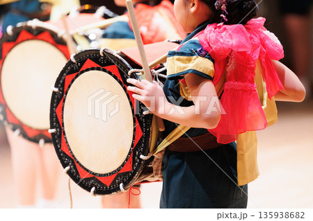 和太鼓を叩くイメージ　盛岡さんさ踊り 135938682