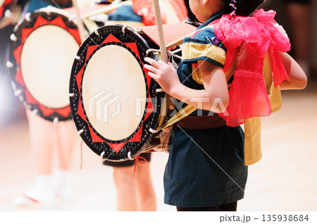 和太鼓を叩くイメージ　盛岡さんさ踊り 135938684