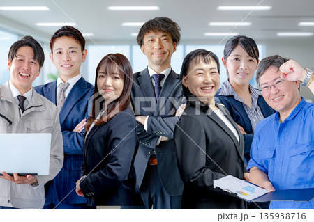 様々な職種のビジネスチーム 様々な職種のビジネスチーム 135938716