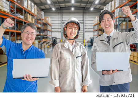 ガッツポーズする作業員達 ガッツポーズする作業員達 135938721