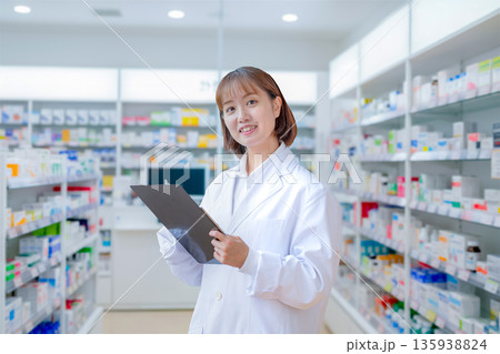 薬局と医療女性 135938824