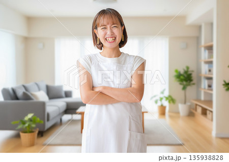 優しい笑顔の主婦 135938828