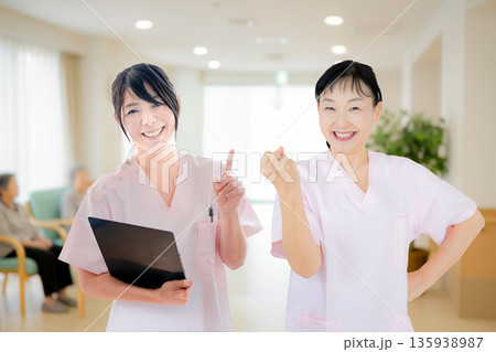 笑顔で働くケアスタッフ 笑顔で働くケアスタッフ 135938987
